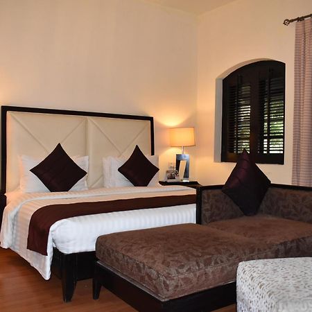 Ramada Plaza By Wyndham Karachi Airport Hotel Esterno foto A bedroom at the resort