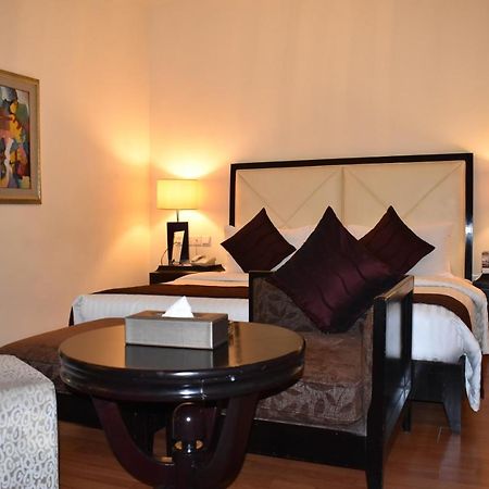 Ramada Plaza By Wyndham Karachi Airport Hotel Esterno foto A bedroom at the Taj Bengal