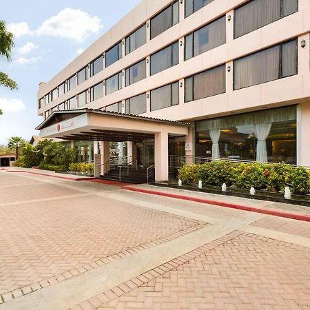 Ramada Plaza By Wyndham Karachi Airport Hotel Esterno foto The hotel's entrance