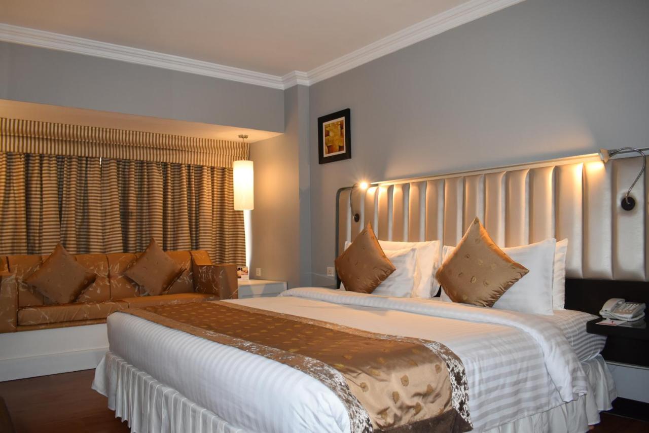 Ramada Plaza By Wyndham Karachi Airport Hotel Esterno foto A bedroom at the hotel