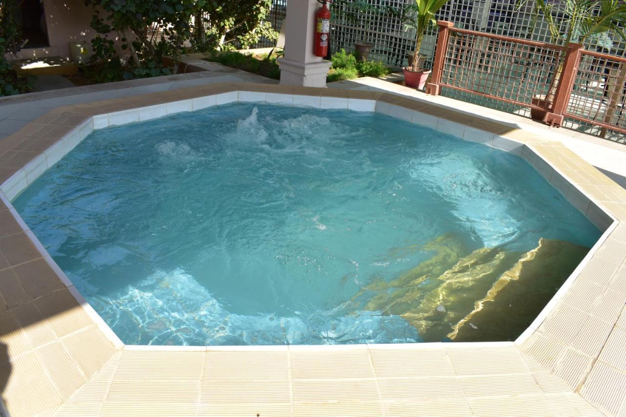 Ramada Plaza By Wyndham Karachi Airport Hotel Esterno foto A swimming pool
