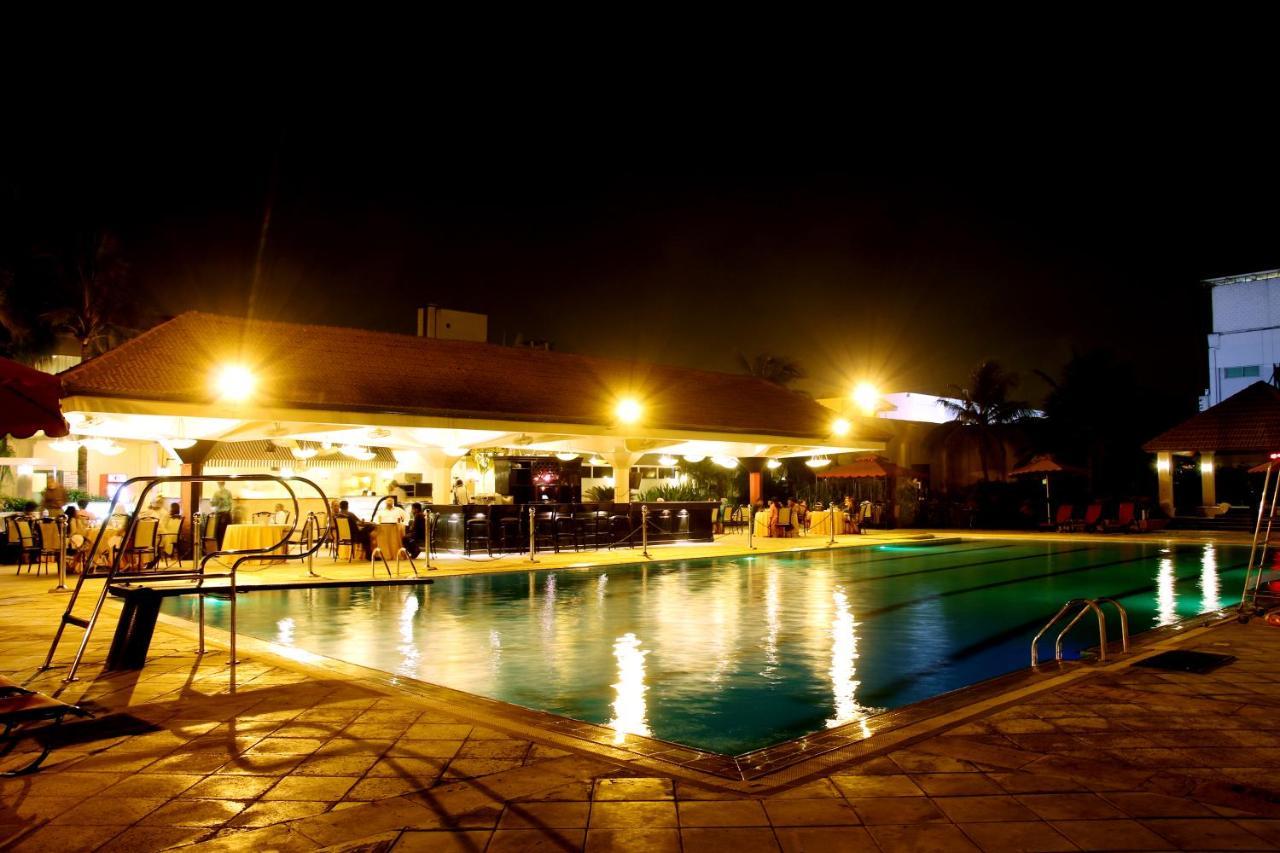 Ramada Plaza By Wyndham Karachi Airport Hotel Esterno foto The pool at the hotel