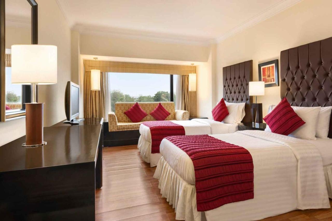 Ramada Plaza By Wyndham Karachi Airport Hotel Esterno foto A room at the hotel