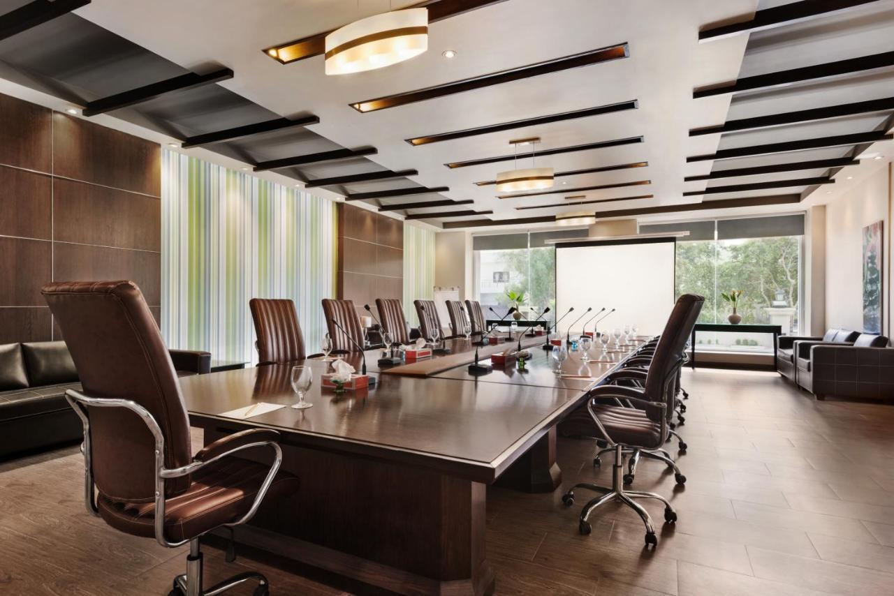 Ramada Plaza By Wyndham Karachi Airport Hotel Esterno foto Boardroom at the hotel