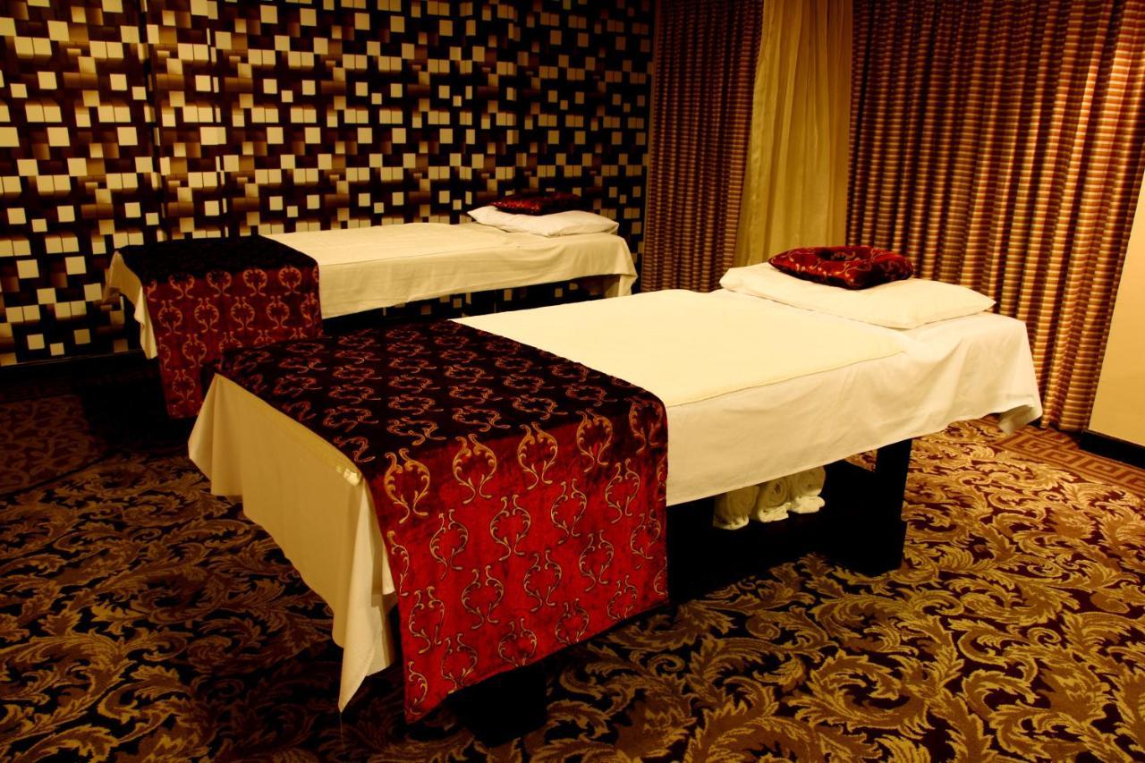 Ramada Plaza By Wyndham Karachi Airport Hotel Esterno foto Massage beds
