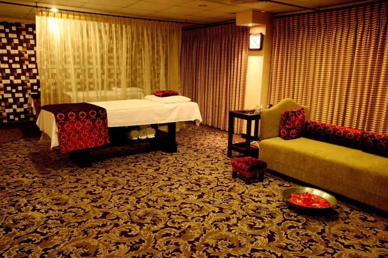 Ramada Plaza By Wyndham Karachi Airport Hotel Esterno foto A spa treatment room