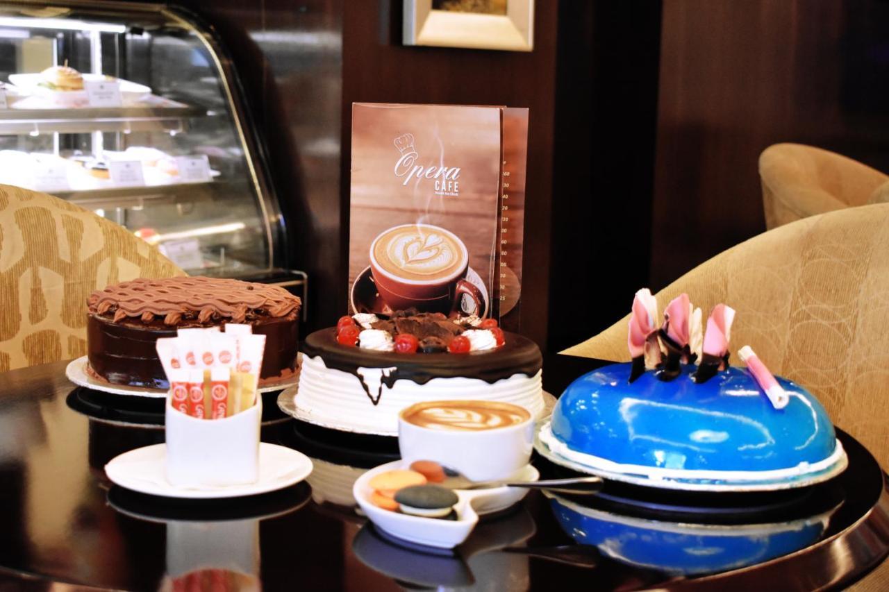 Ramada Plaza By Wyndham Karachi Airport Hotel Esterno foto A selection of cakes and coffee