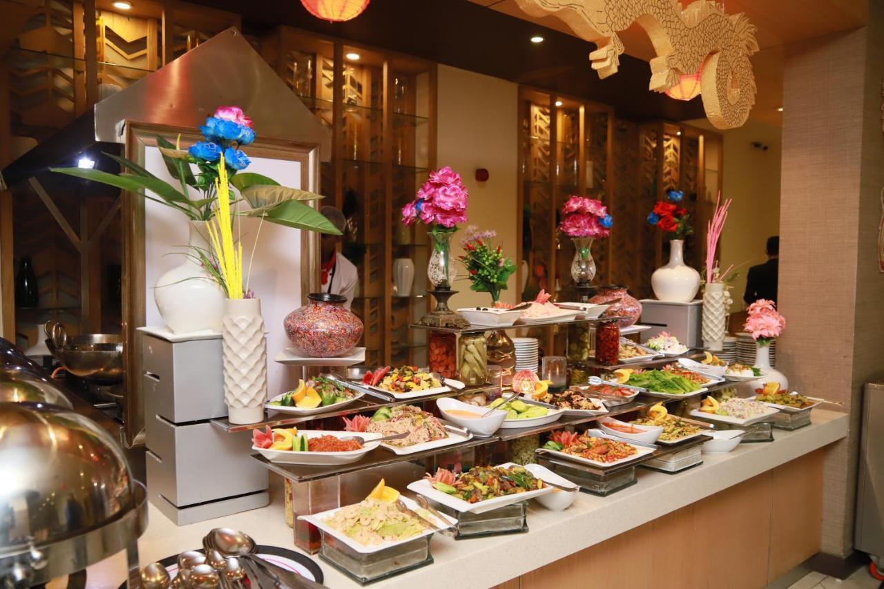 Ramada Plaza By Wyndham Karachi Airport Hotel Esterno foto A buffet at a hotel