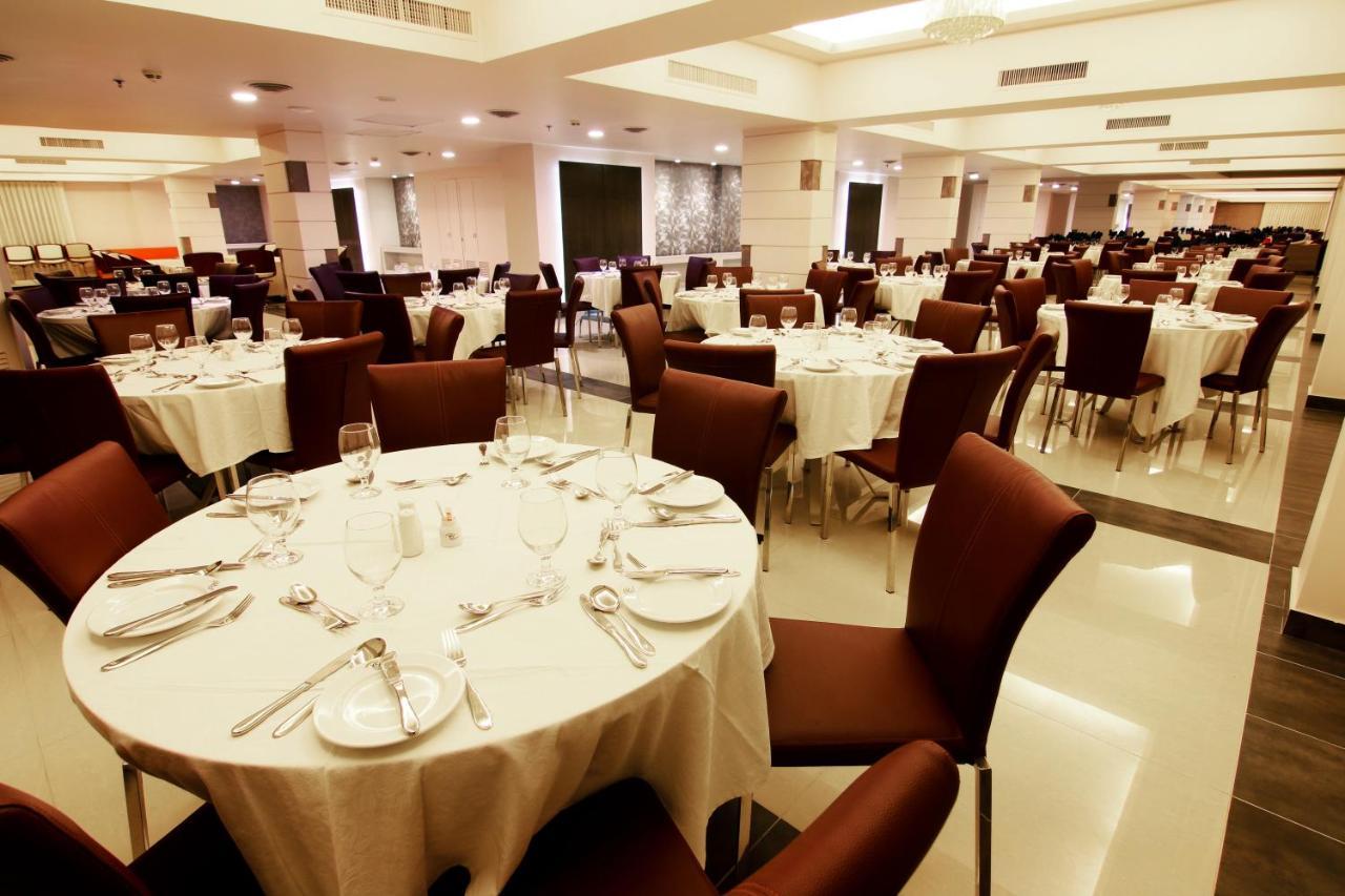 Ramada Plaza By Wyndham Karachi Airport Hotel Esterno foto The dining room at the 2011 World Economic Forum on the Middle East, Africa and India