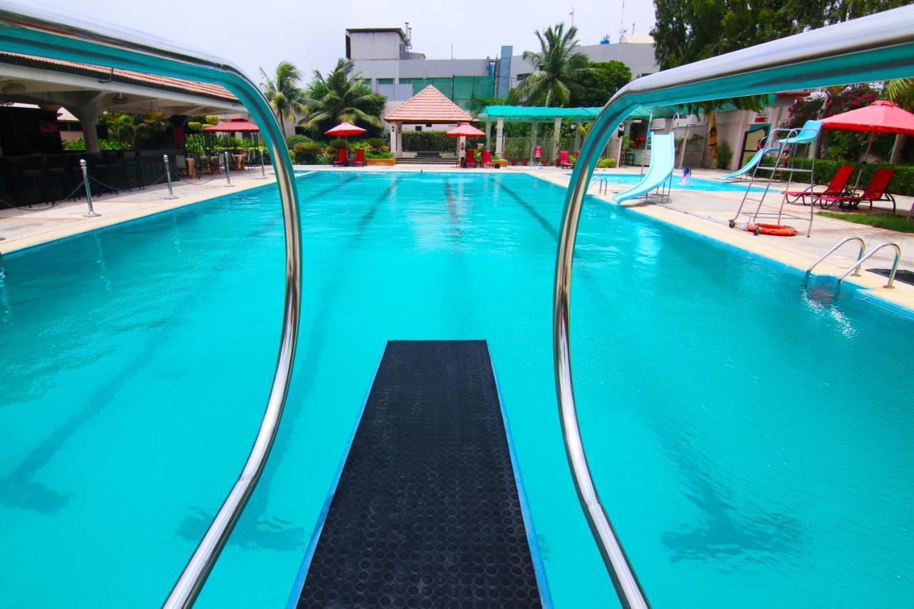 Ramada Plaza By Wyndham Karachi Airport Hotel Esterno foto Swimming pool