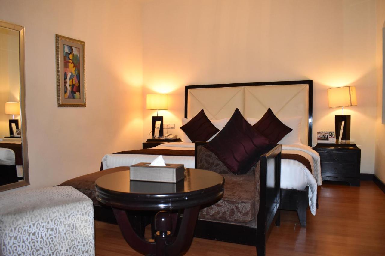 Ramada Plaza By Wyndham Karachi Airport Hotel Esterno foto A bedroom at the Taj Bengal