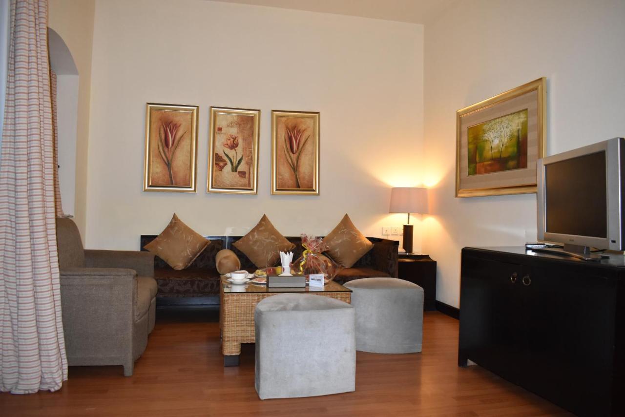 Ramada Plaza By Wyndham Karachi Airport Hotel Esterno foto Living room