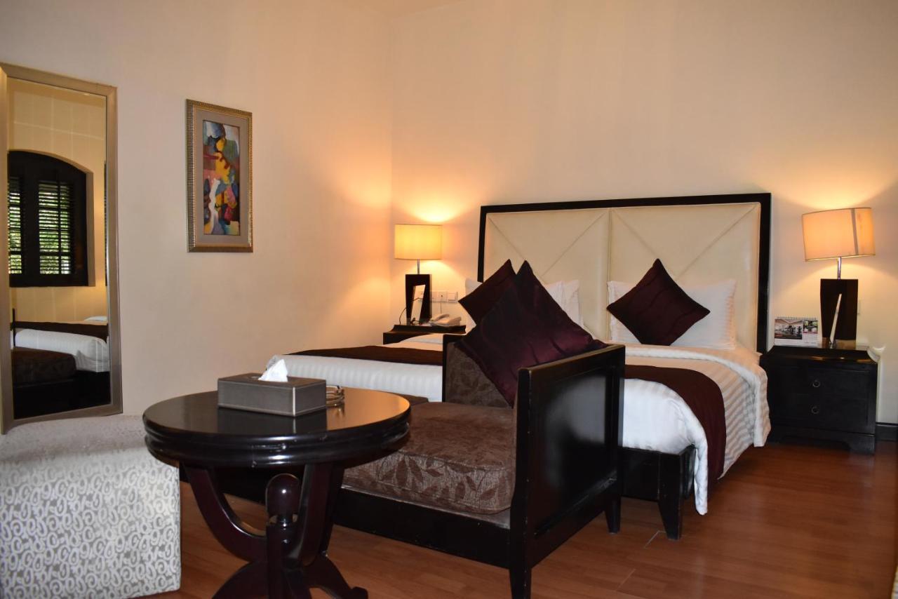 Ramada Plaza By Wyndham Karachi Airport Hotel Esterno foto A bedroom at the hotel