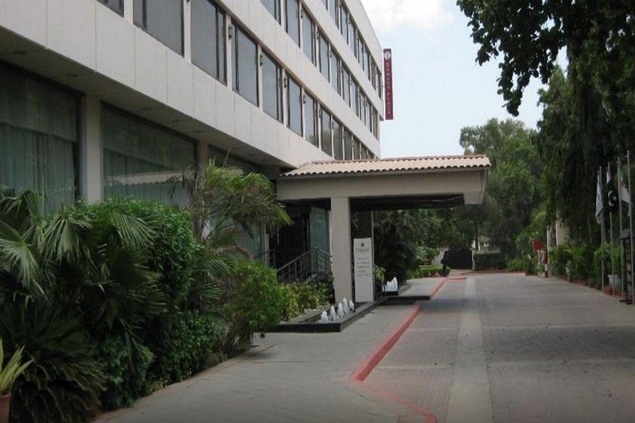 Ramada Plaza By Wyndham Karachi Airport Hotel Esterno foto The hotel's entrance