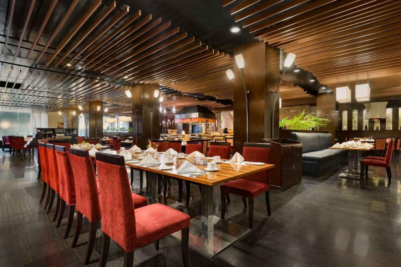 Ramada Plaza By Wyndham Karachi Airport Hotel Esterno foto The interior of the restaurant