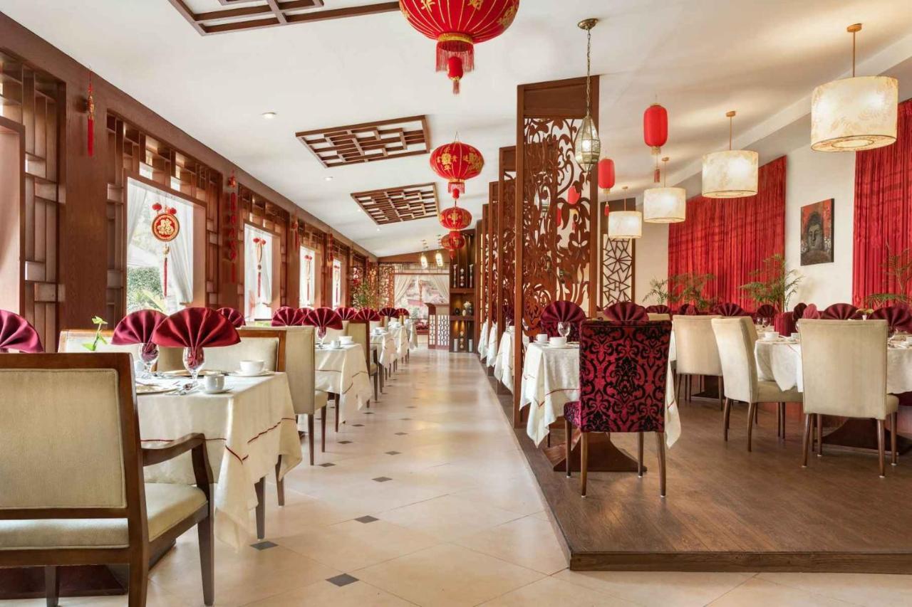 Ramada Plaza By Wyndham Karachi Airport Hotel Esterno foto The interior of a restaurant in Beijing