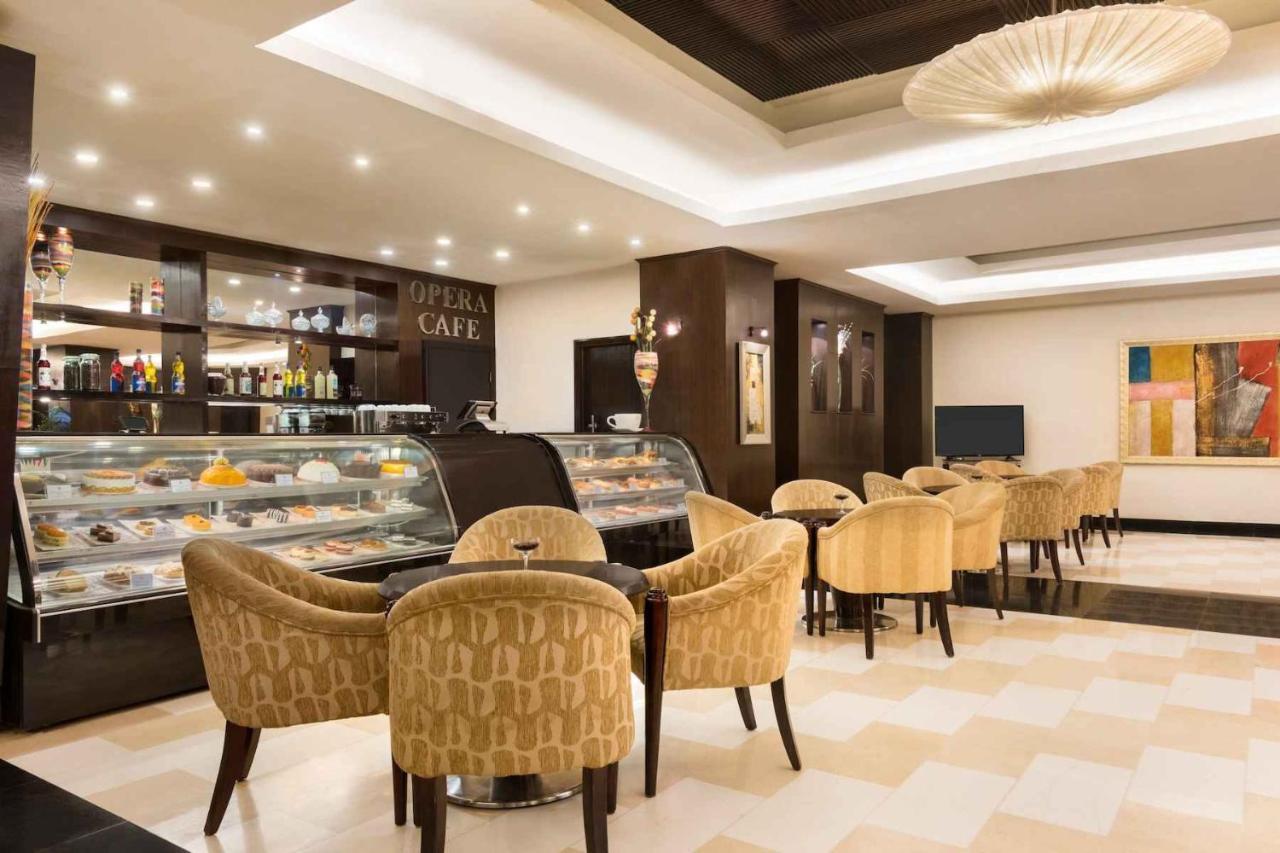 Ramada Plaza By Wyndham Karachi Airport Hotel Esterno foto The lobby café