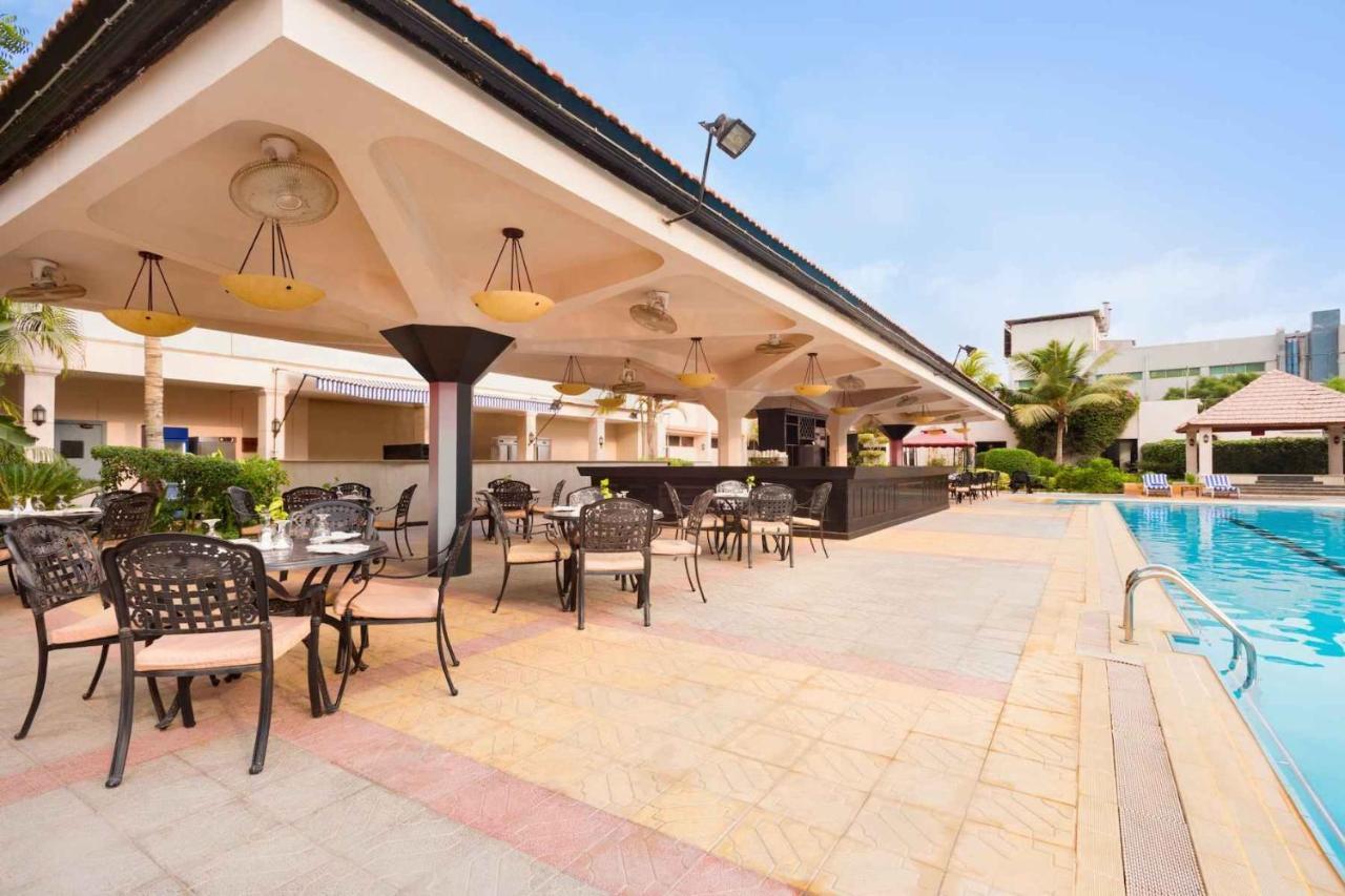 Ramada Plaza By Wyndham Karachi Airport Hotel Esterno foto The swimming pool at the hotel