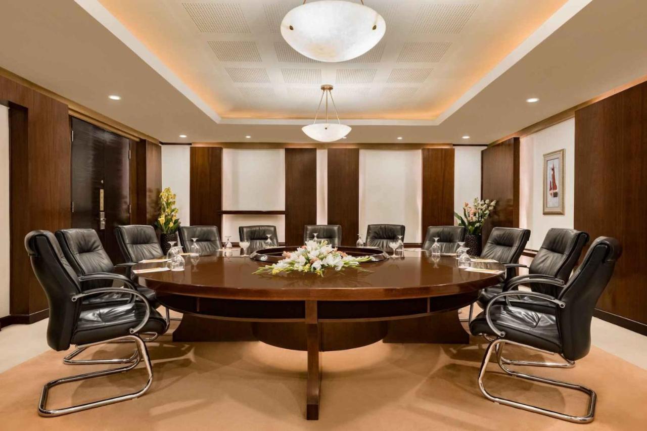 Ramada Plaza By Wyndham Karachi Airport Hotel Esterno foto Boardroom at the Four Seasons Hotel, London