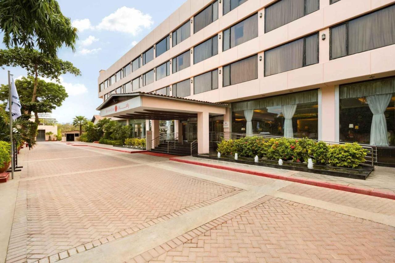Ramada Plaza By Wyndham Karachi Airport Hotel Esterno foto The hotel's entrance