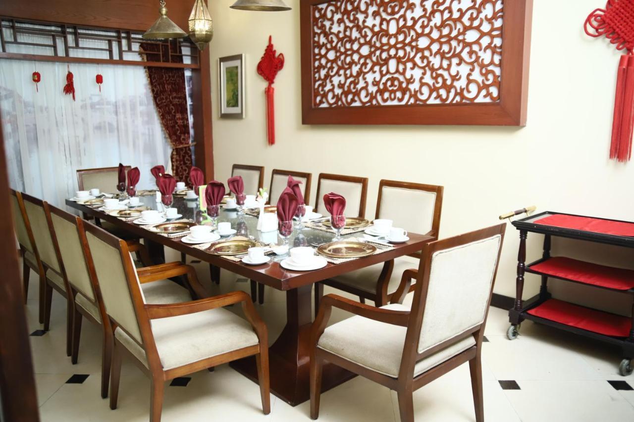 Ramada Plaza By Wyndham Karachi Airport Hotel Esterno foto A dining room in a house in Malaysia