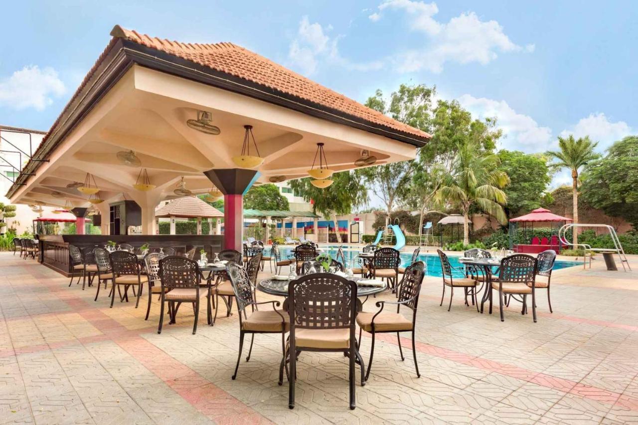 Ramada Plaza By Wyndham Karachi Airport Hotel Esterno foto The poolside bar at the hotel