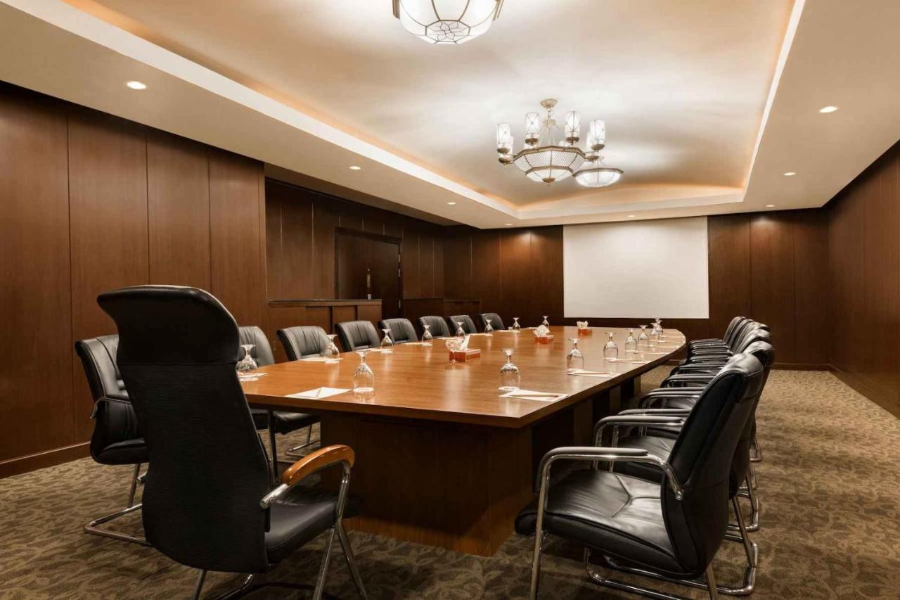 Ramada Plaza By Wyndham Karachi Airport Hotel Esterno foto Boardroom at the Westin