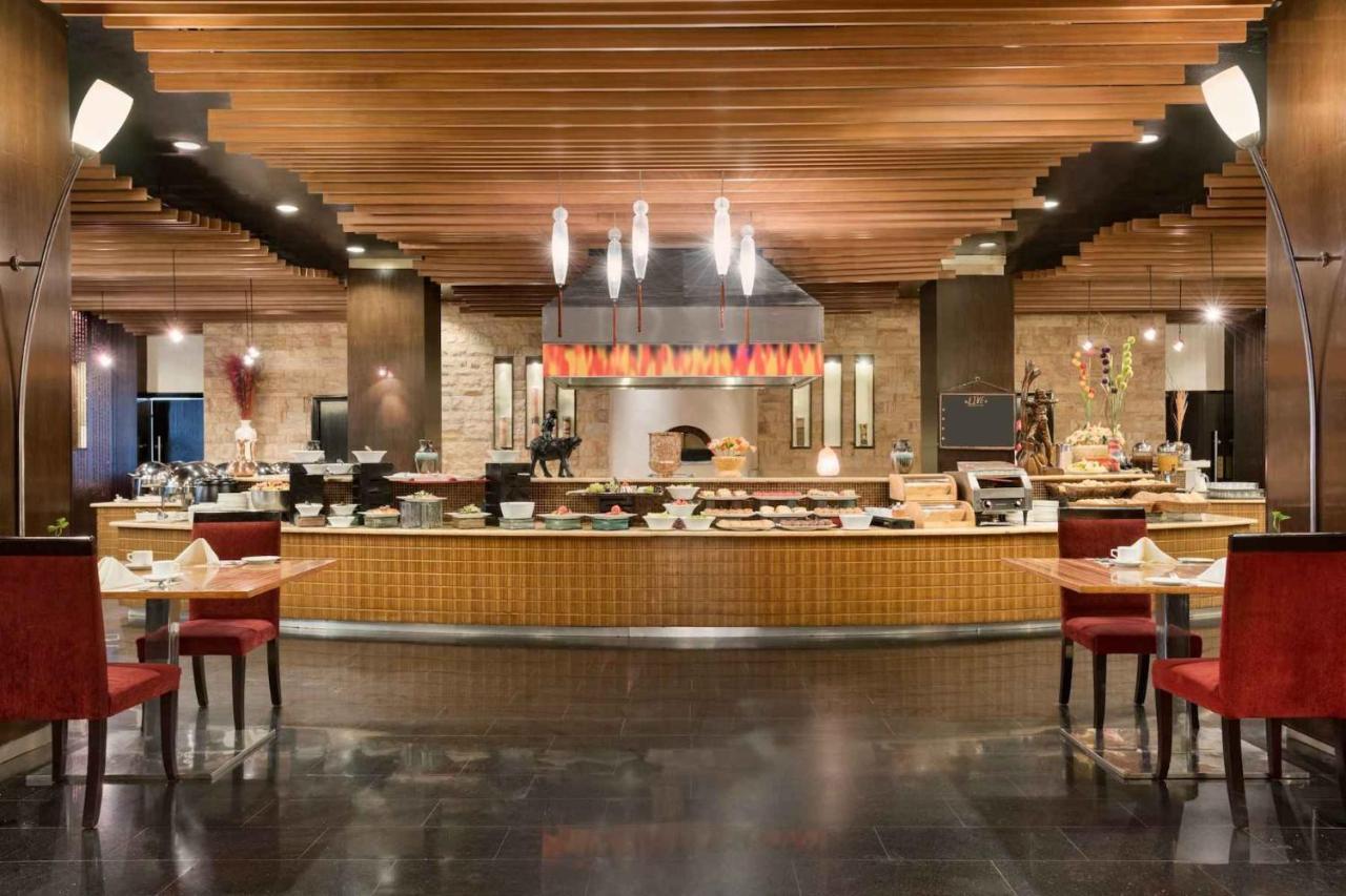 Ramada Plaza By Wyndham Karachi Airport Hotel Esterno foto The restaurant