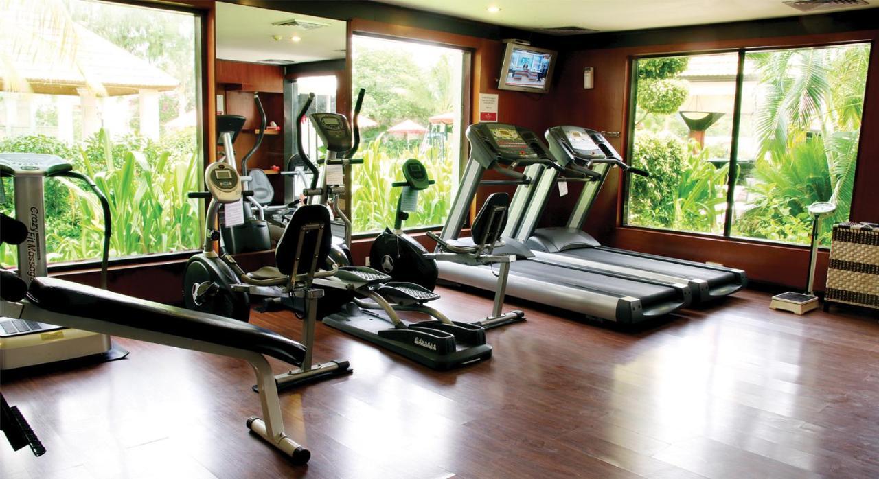 Ramada Plaza By Wyndham Karachi Airport Hotel Esterno foto A gym at a hotel