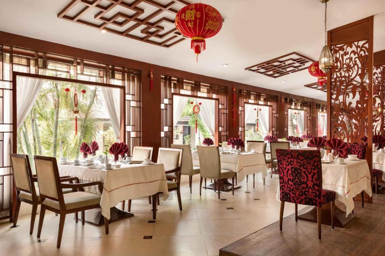 Ramada Plaza By Wyndham Karachi Airport Hotel Esterno foto Interior of a restaurant