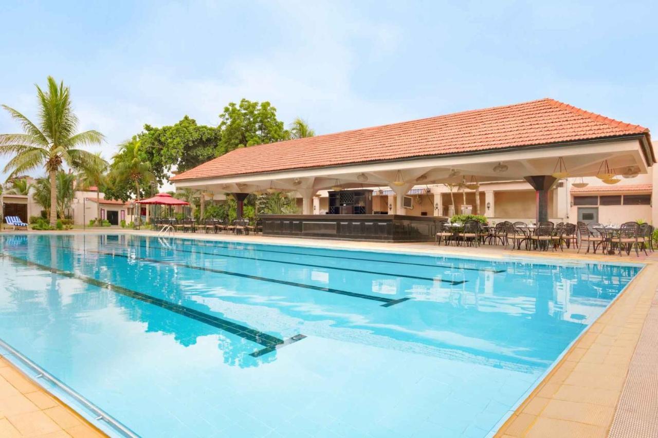 Ramada Plaza By Wyndham Karachi Airport Hotel Esterno foto Swimming pool at the club